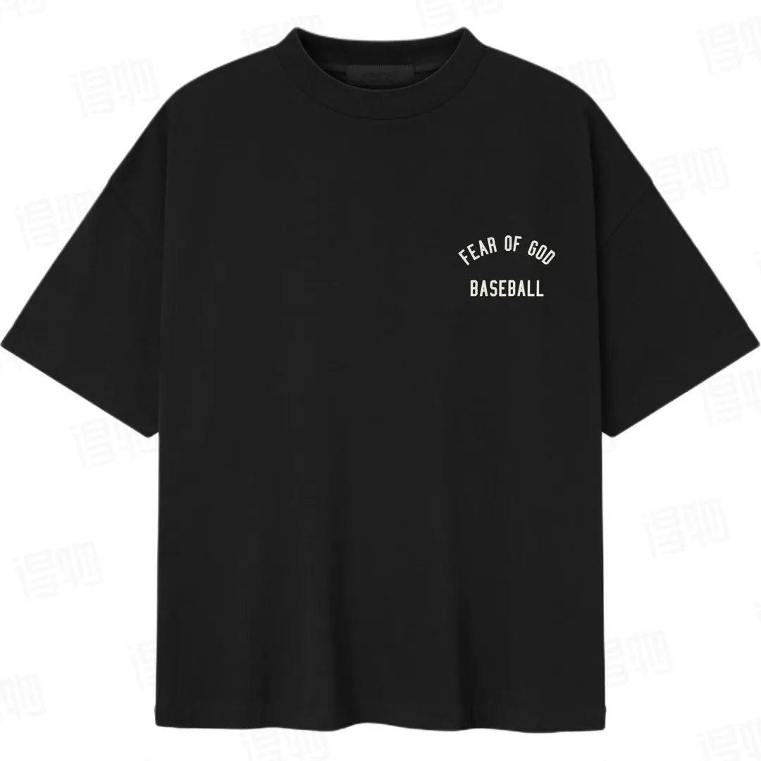 85 Fear of God (ess co-branded MLB) short-sleeved T-shirt Color: Black MLB co-branded Essentials round-neck short-sleeved fabric: Heavy combed cotton, thick and soft to the touch, breathable and not easy to deform and loose after long-term washing. Technology: The letters on the back are heat transfer technology, which has a strong three-dimensional effect, and the letters on the front have a three-dimensional foaming effect Through special glue stacking processing, a slightly raised 3D texture is formed, which looks like a relief from a distance and has thickness when viewed up close. Details: All auxiliary materials are customized and the level of fineness can match the domestic level. Cross-border special Size table: S (Length 70, Bust 58, Shoulder width 57, Sleeve length 18.5) M (Length 72, Bust 60, Shoulder width 58.5, Sleeve length 19.5) L (Length 74, Bust 62, Shoulder width 60) Sleeve length 20.5)